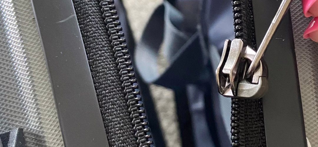 Bag Zipper Repair in Dubai – Stuck, Broken & Misaligned Zips